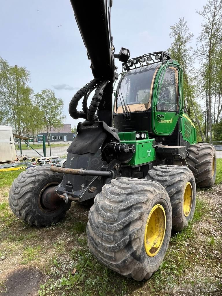 John Deere 1070E Harvester