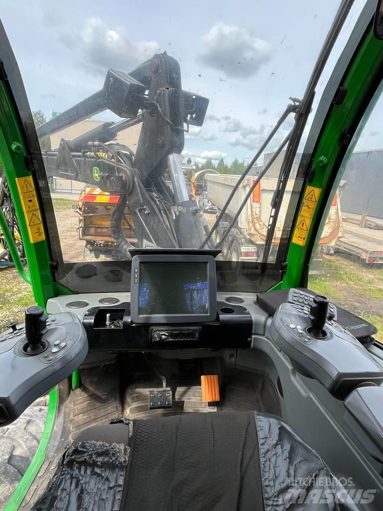 John Deere 1070E Harvester