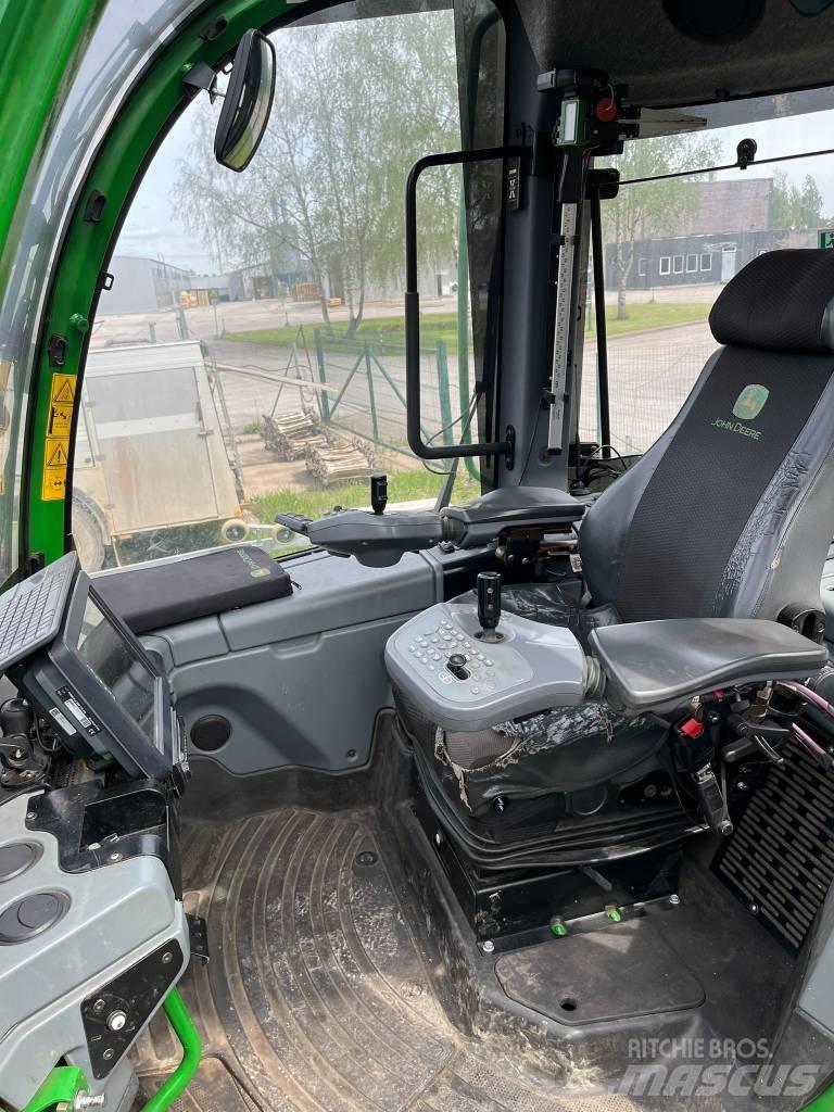 John Deere 1070E Harvester