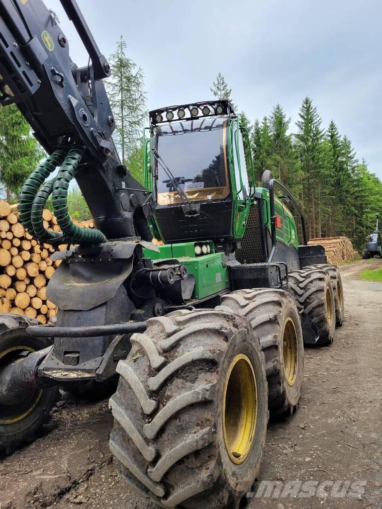 John Deere 1270 G Harvester