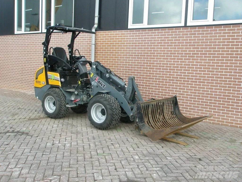 GiANT G2200E Minilader