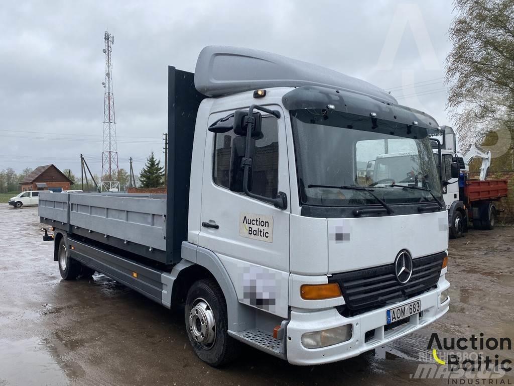 Mercedes-Benz 815 Pritschenwagen/Pritschenwagen mit Seitenklappe
