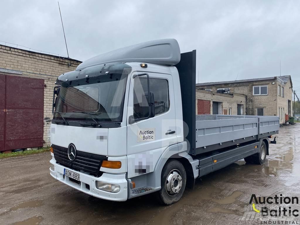 Mercedes-Benz 815 Pritschenwagen/Pritschenwagen mit Seitenklappe