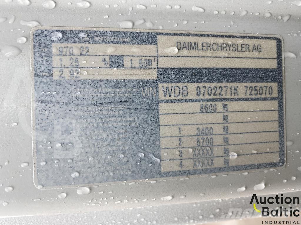 Mercedes-Benz 815 Pritschenwagen/Pritschenwagen mit Seitenklappe