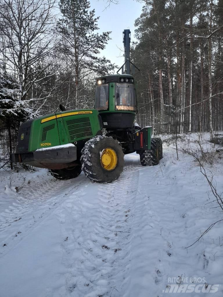 John Deere 1070 E Harvester