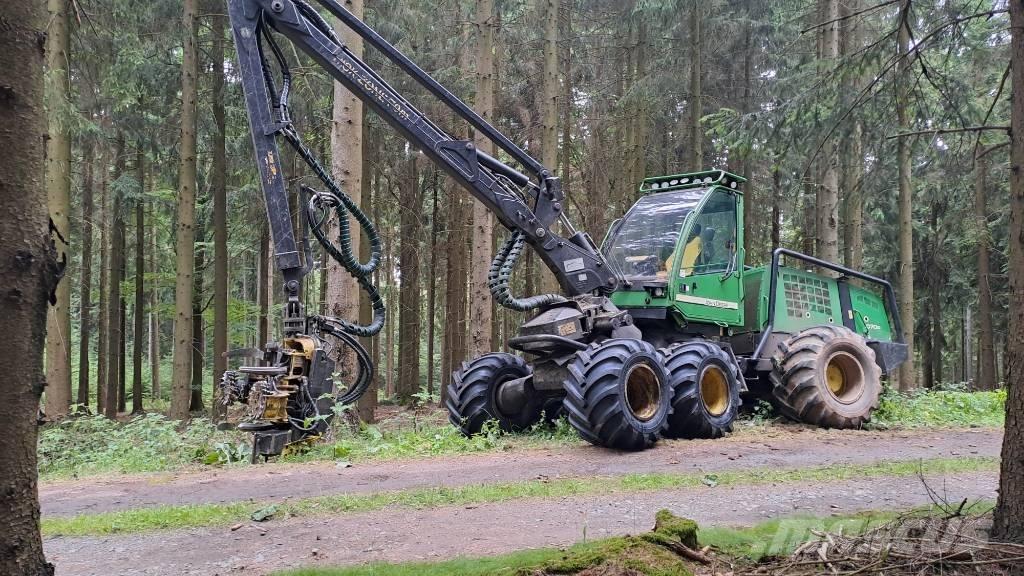 John Deere 1070 D Harvester