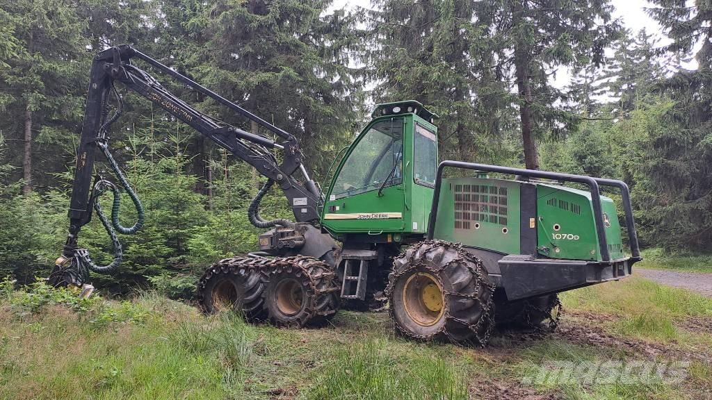John Deere 1070 D Harvester