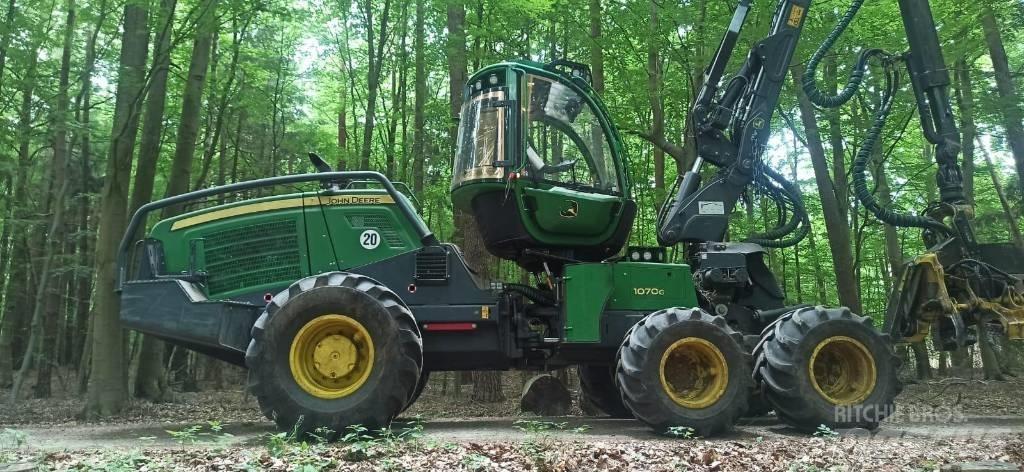 John Deere 1070G Harvester