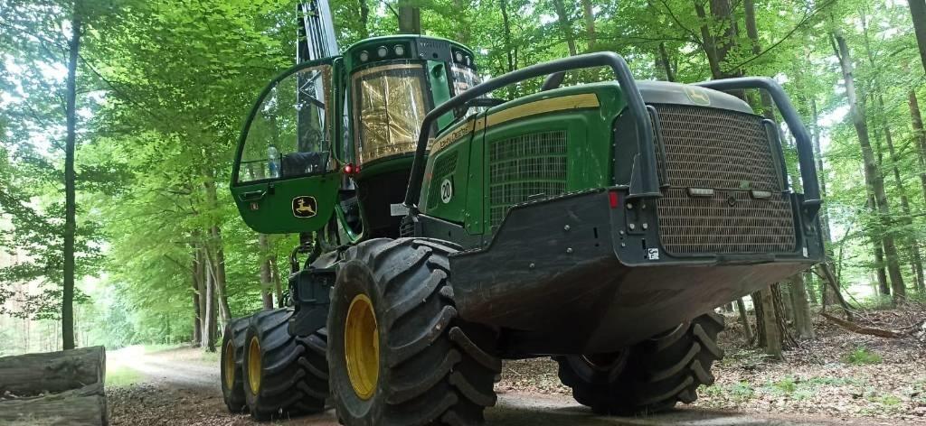 John Deere 1070G Harvester
