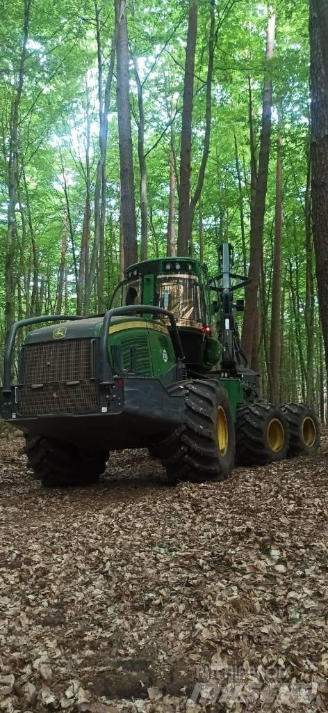 John Deere 1070G Harvester