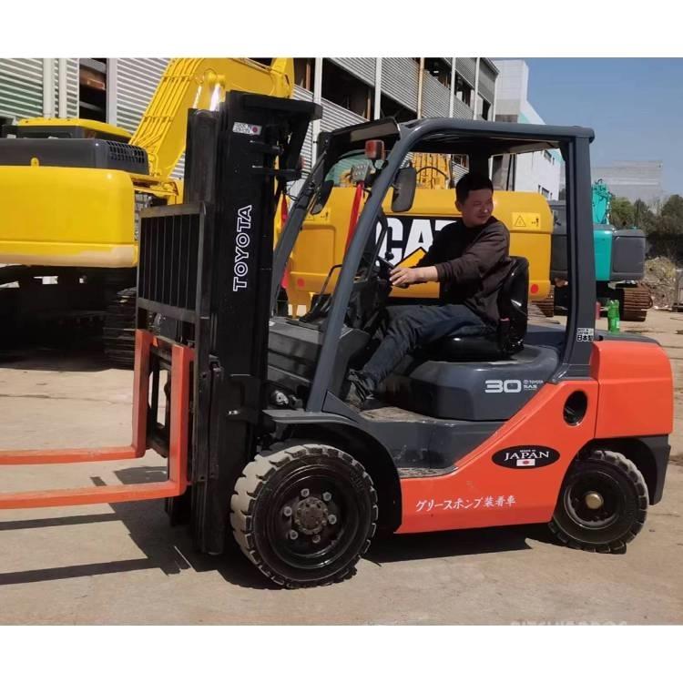 Toyota 8 FDN 30 Dieselstapler