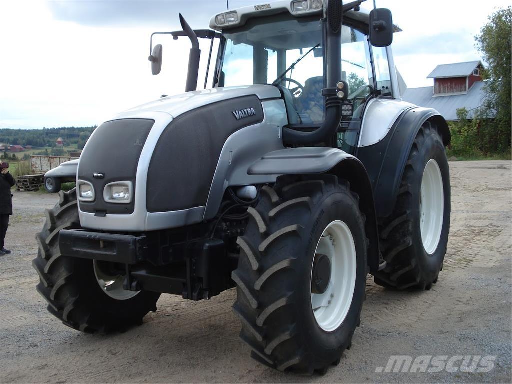Valtra M150-4 Traktoren