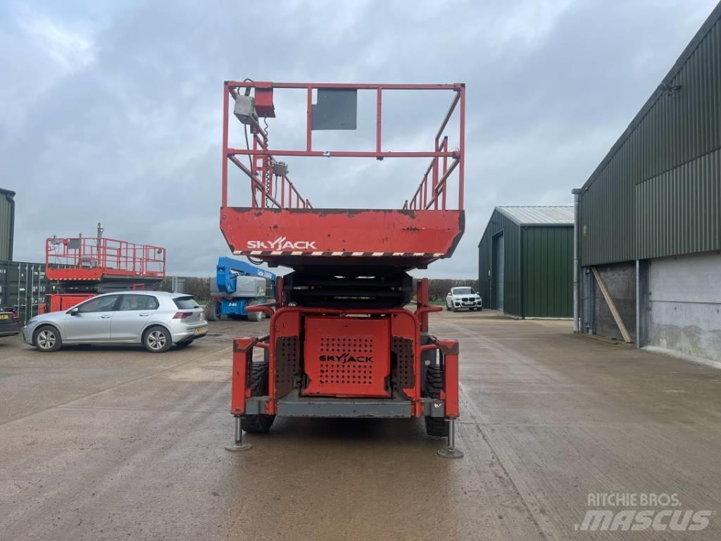 SkyJack SJ 9250 RT Scheren-Arbeitsbühnen