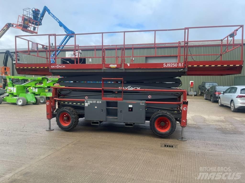 SkyJack SJ 9250 RT Scheren-Arbeitsbühnen