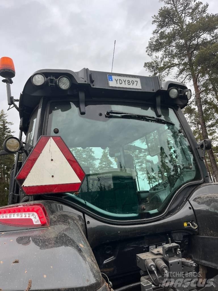 Valtra T 214 D Traktoren