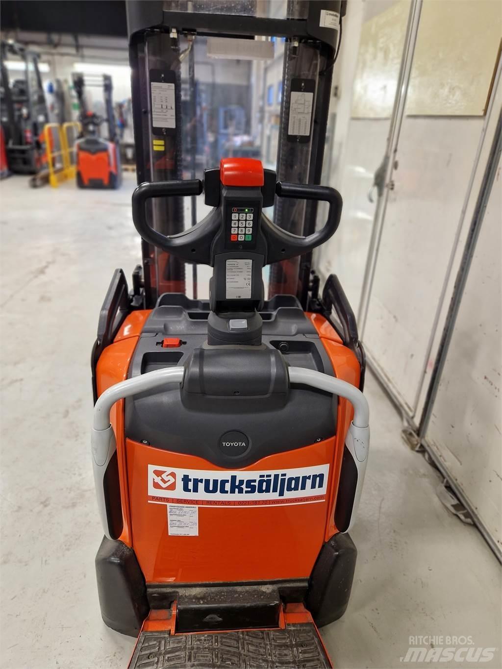 Toyota SPE120L Deichselstapler