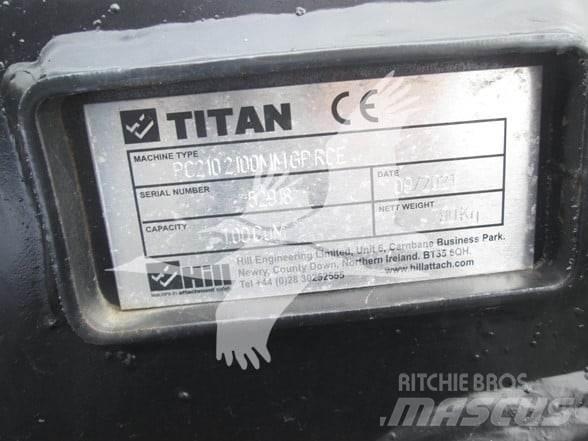 Titan CAT 320 Schaufeln