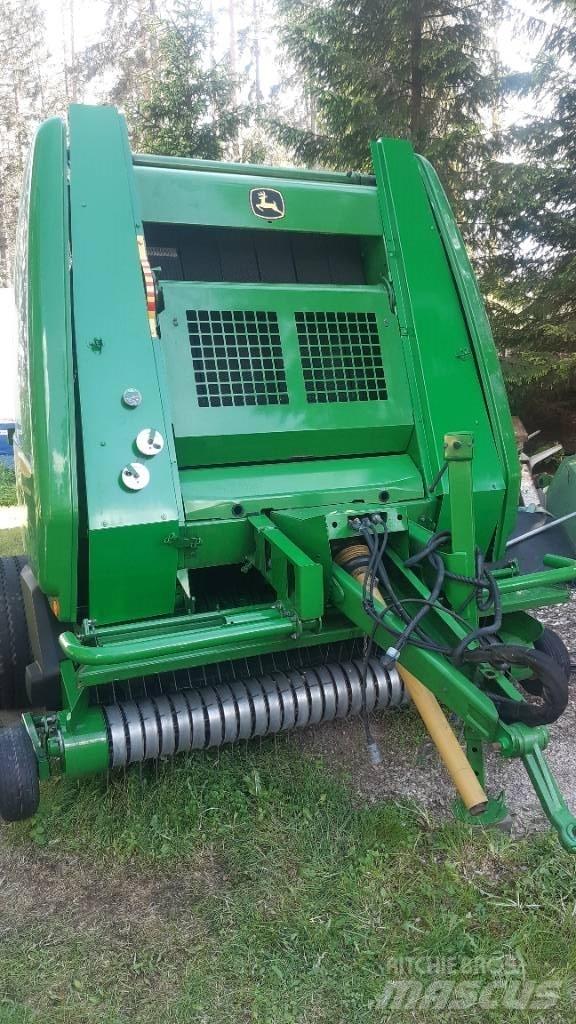 John Deere 854 Rundballenpressen