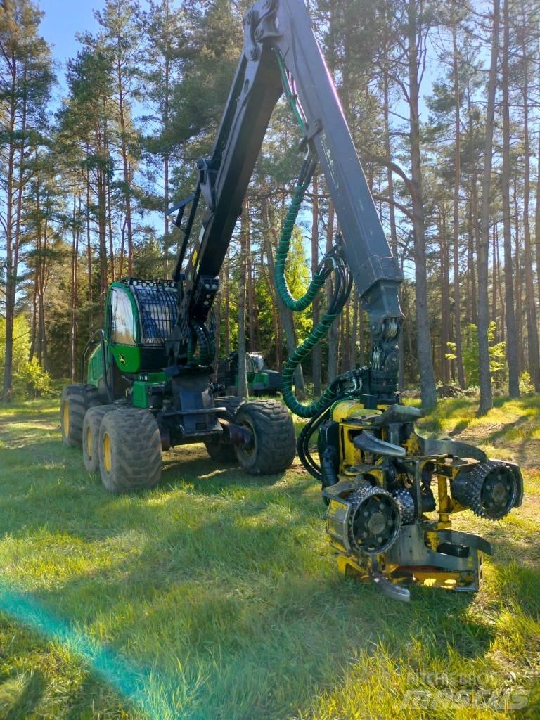 John Deere 1270 G Harvester