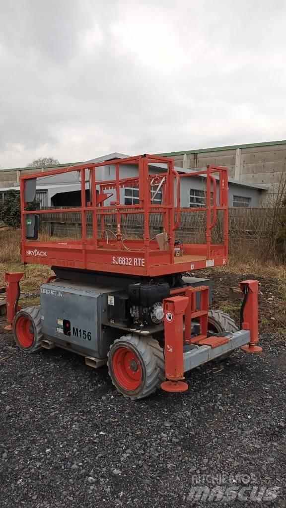 SkyJack SJ 6832 RTE Scheren-Arbeitsbühnen