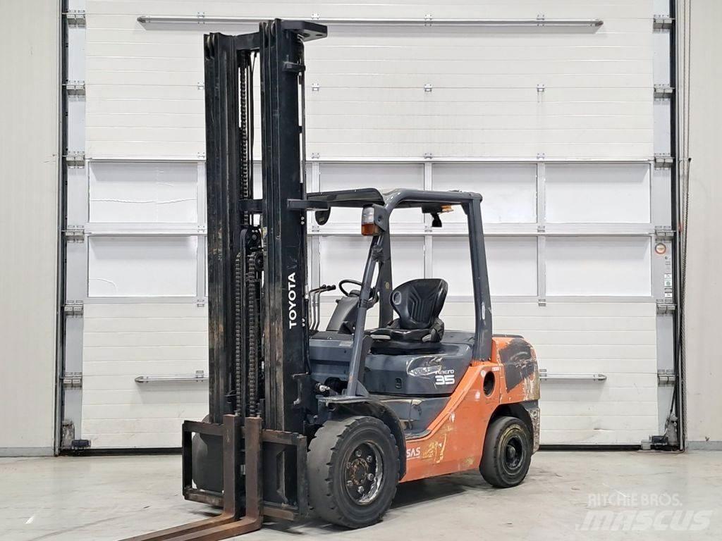 Toyota 02-8FDJF35 Dieselstapler