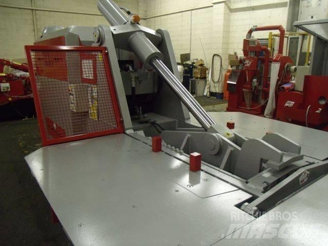 McIntyre Metal Baler Ballenpressen