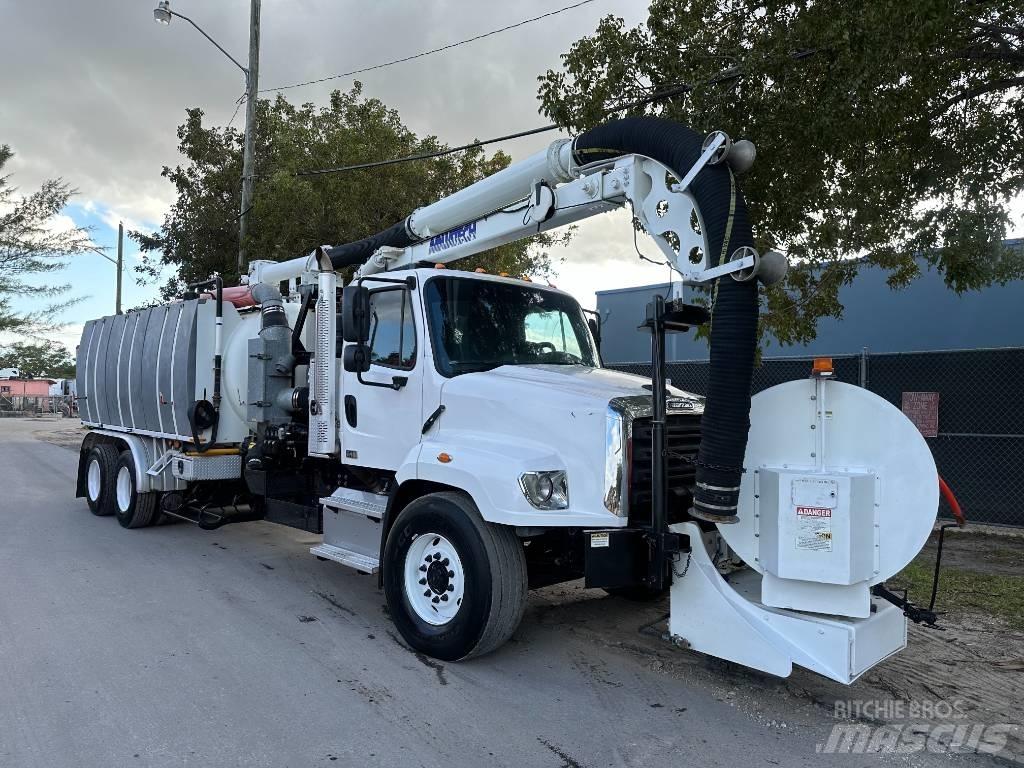 Freightliner 114SD Saug- und Druckwagen
