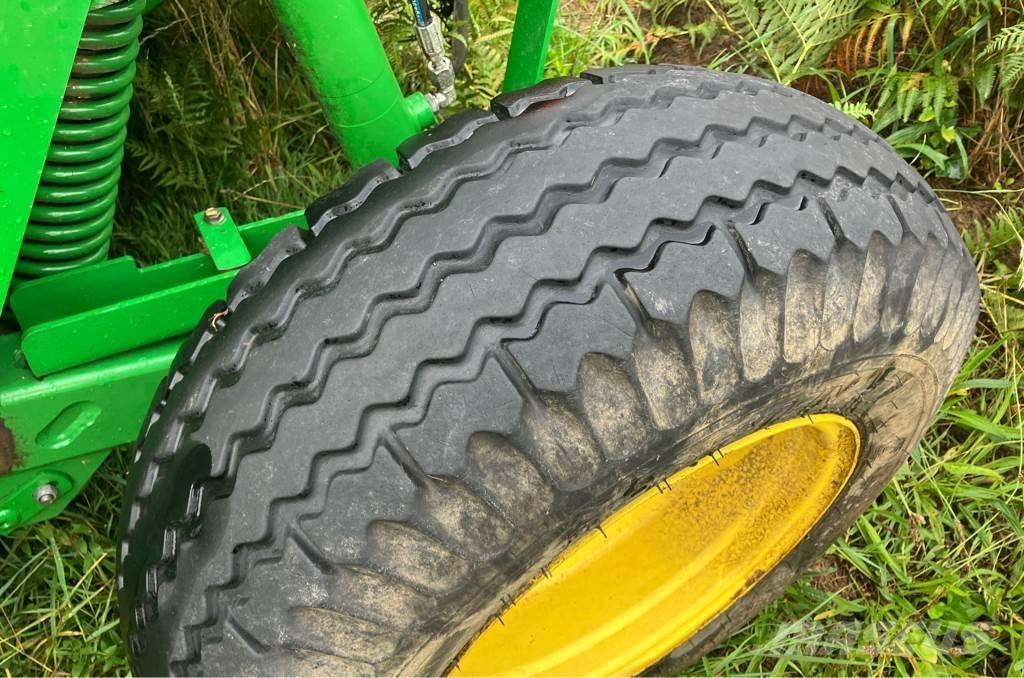 John Deere 1365 Gezogene und selbstfahrende Mäher