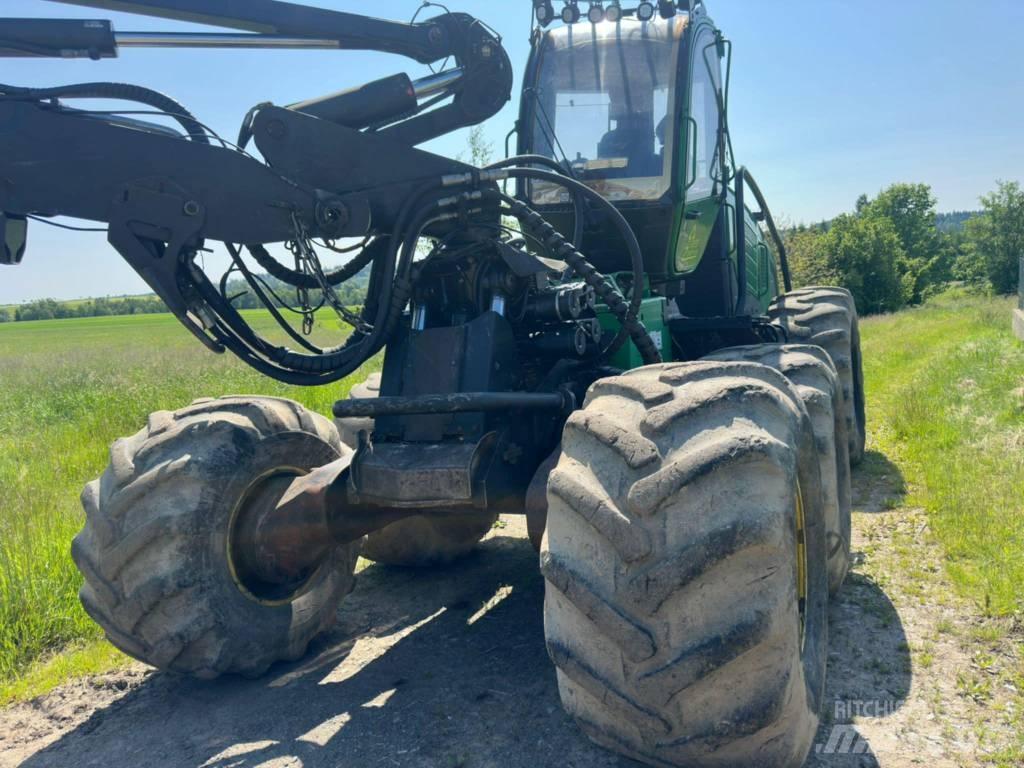 John Deere 1470 E Harvester
