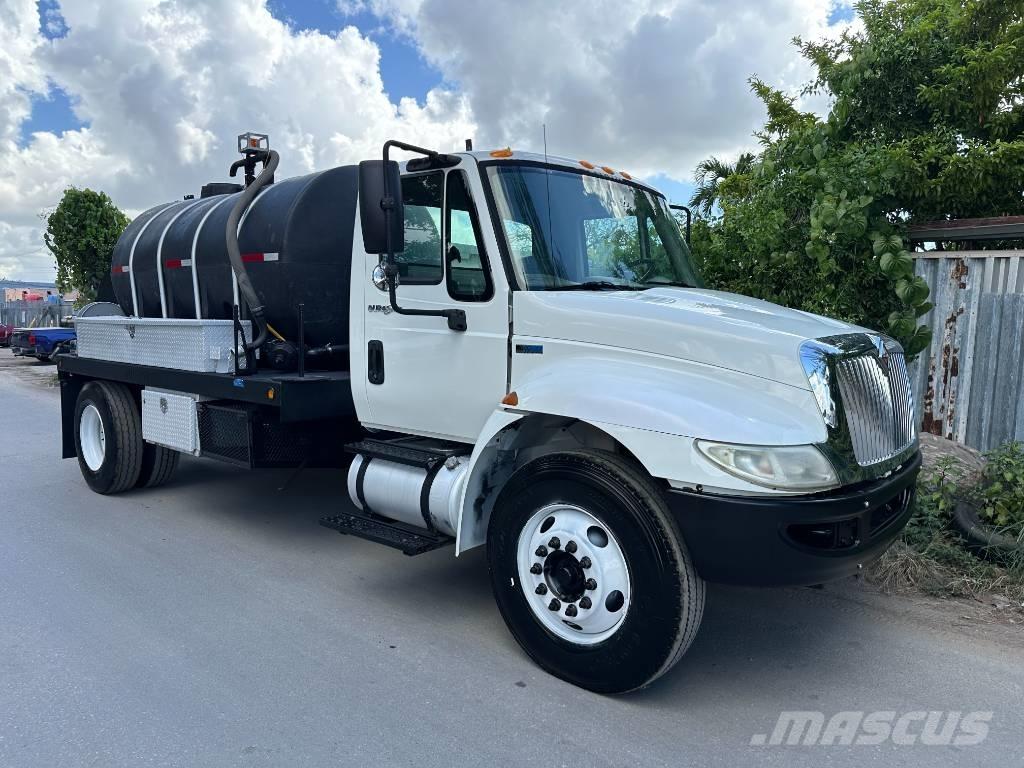International 4300 Saug- und Druckwagen