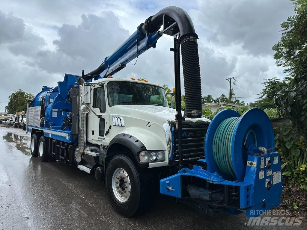 Mack GU713 Saug- und Druckwagen