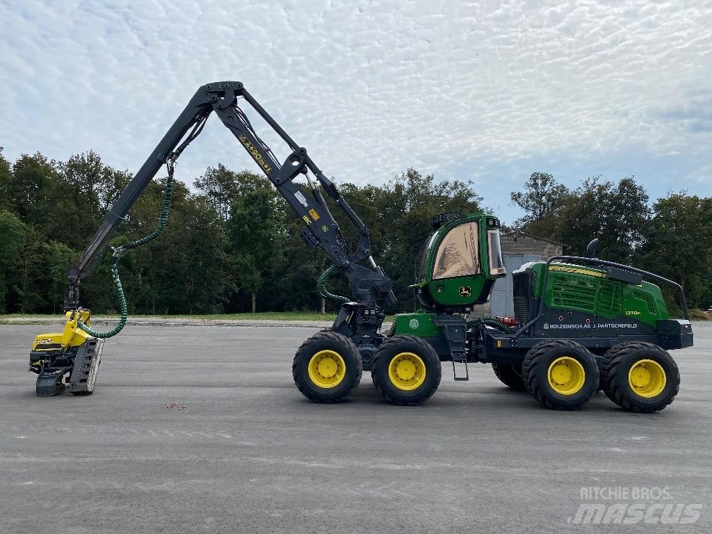 John Deere 1270 G Harvester