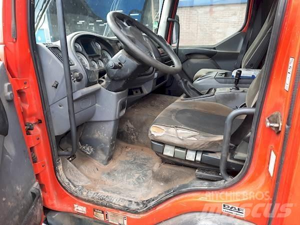 DAF LF45.220 Pritschenwagen/Pritschenwagen mit Seitenklappe