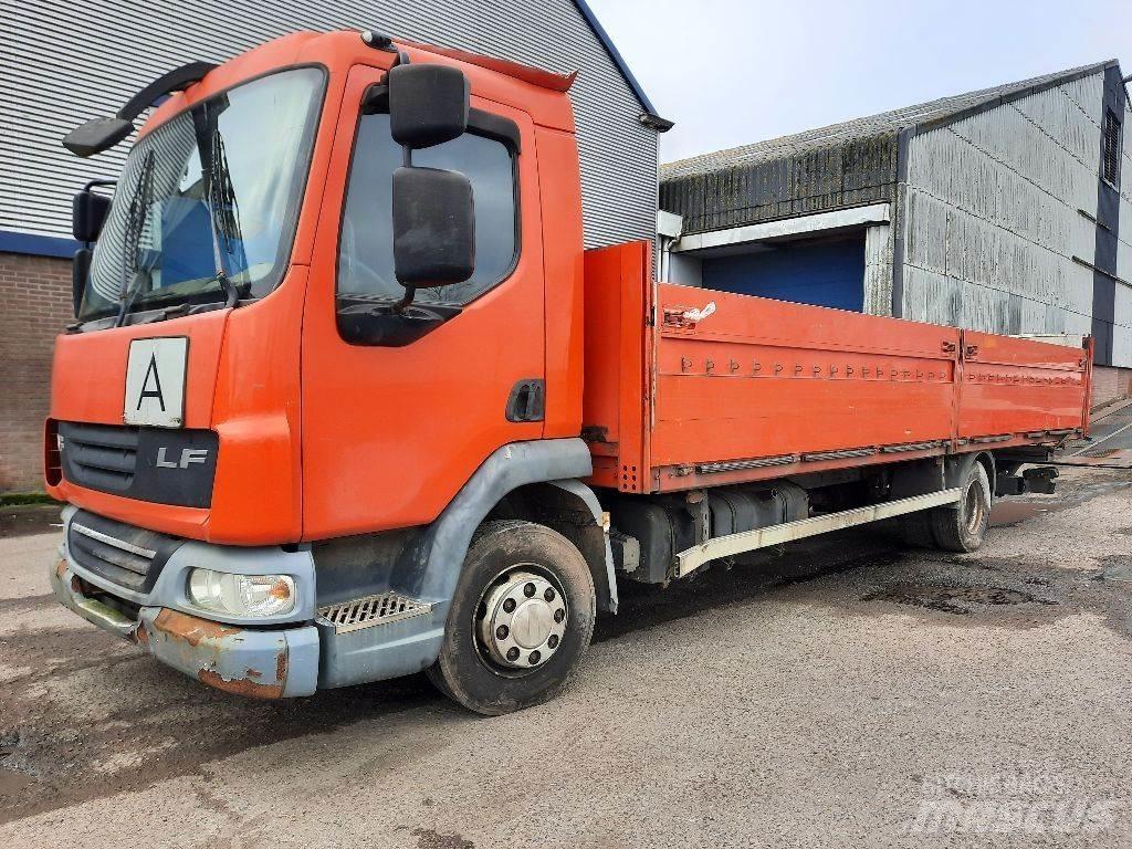 DAF LF45.220 Pritschenwagen/Pritschenwagen mit Seitenklappe
