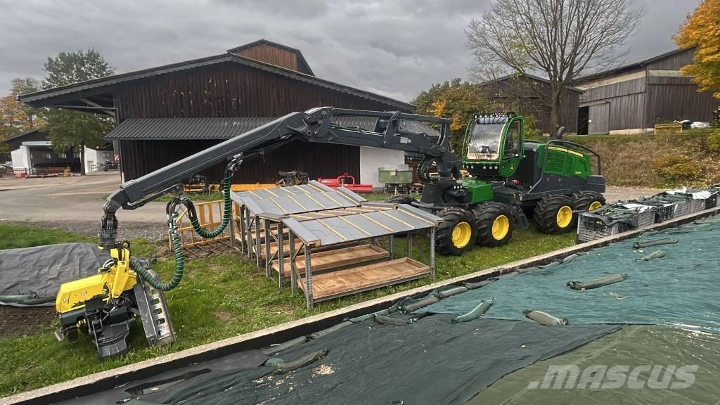 John Deere 1270 G Harvester