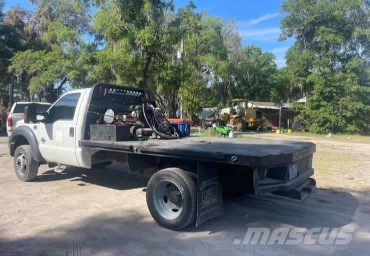 Ford F 550 Pritschenwagen/Pritschenwagen mit Seitenklappe