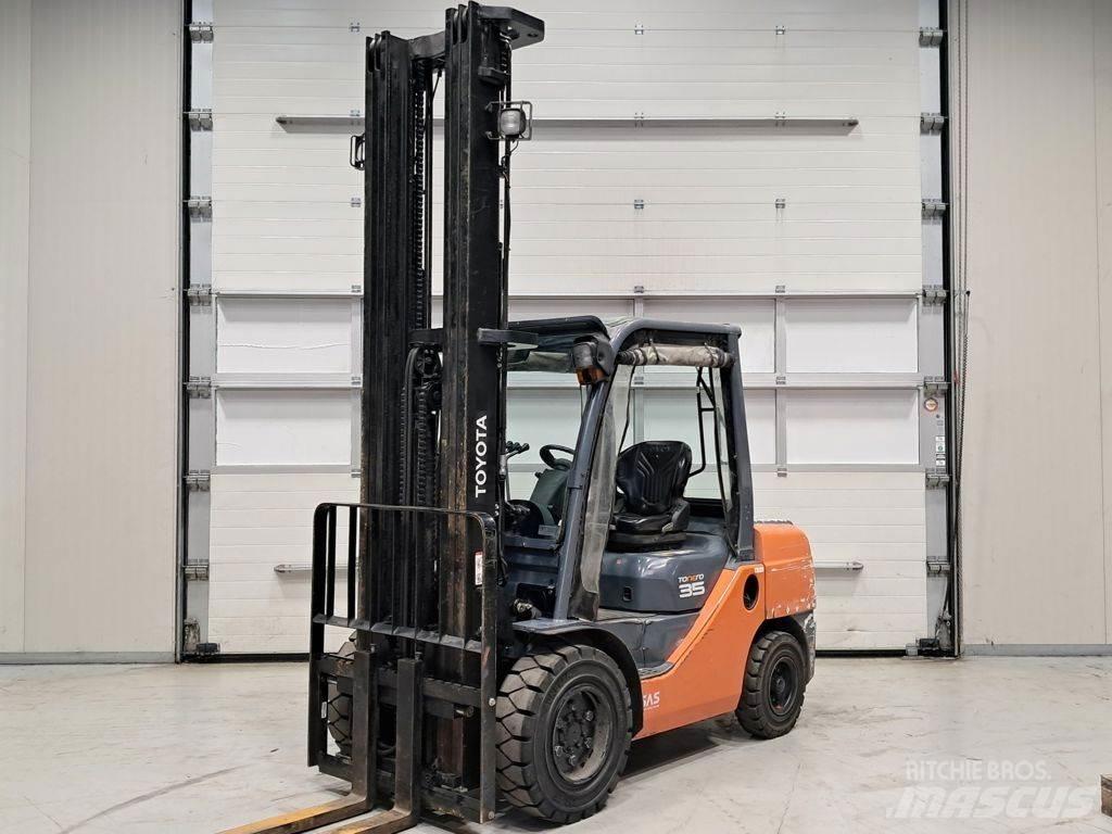 Toyota 02-8FDJF35 Dieselstapler