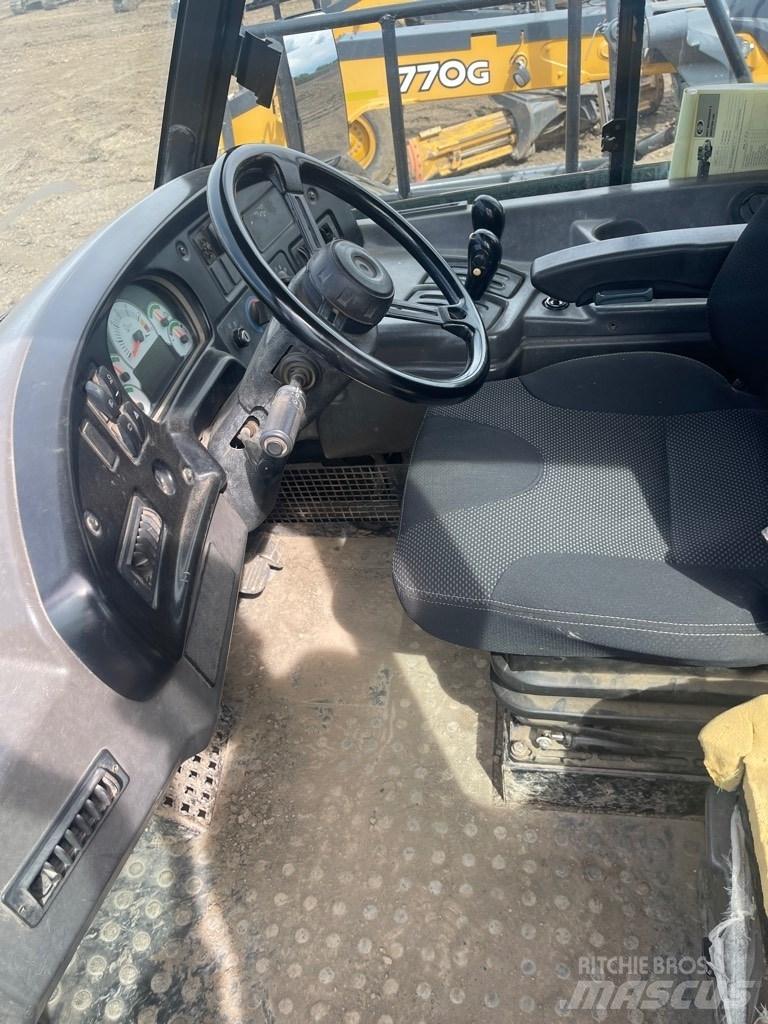 CAT 725 Dumper - Knickgelenk
