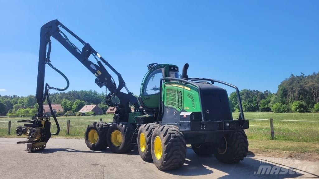 John Deere 1270 G Harvester