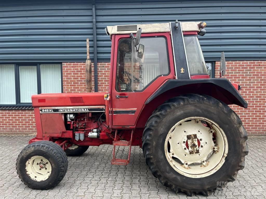 International 845 XL Traktoren