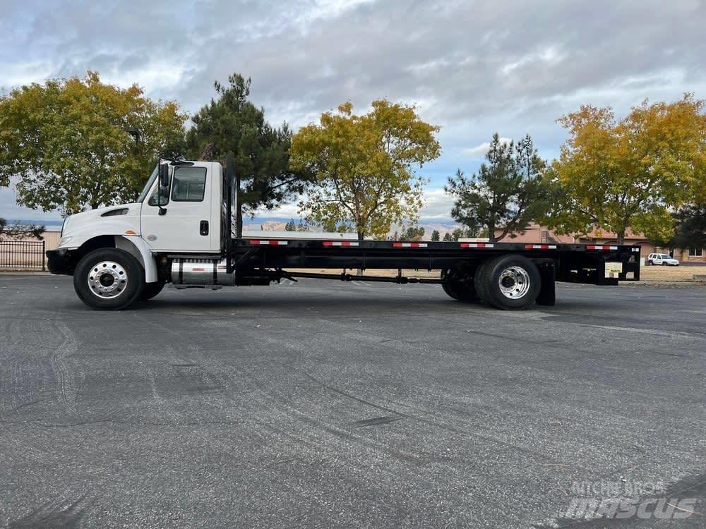 International 4300 Pritschenwagen/Pritschenwagen mit Seitenklappe