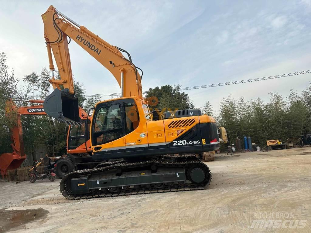 Hyundai 220LC-9S Raupenbagger