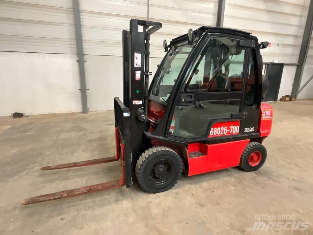 Nissan U1 D2 A 25 LQ Gasstapler