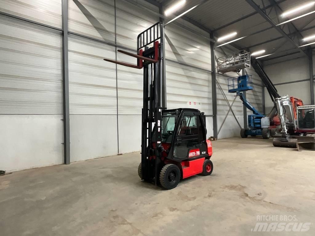 Nissan U1 D2 A 25 LQ Gasstapler