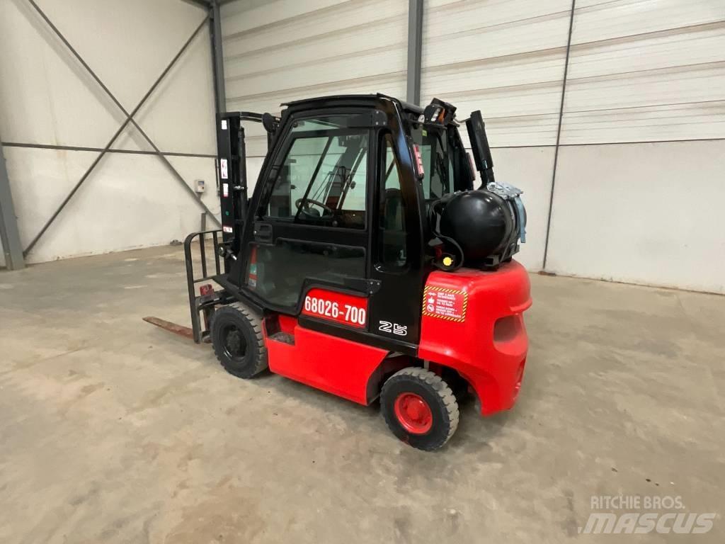 Nissan U1 D2 A 25 LQ Gasstapler