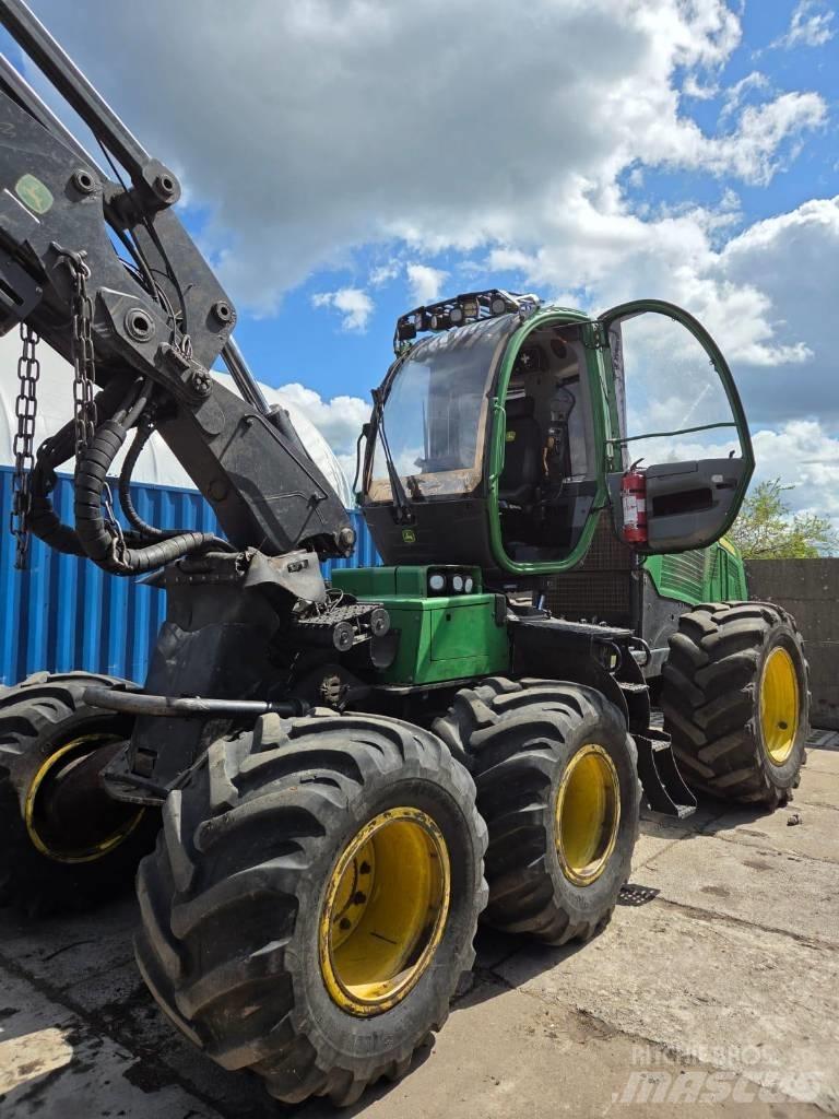 John Deere 1170 E Harvester