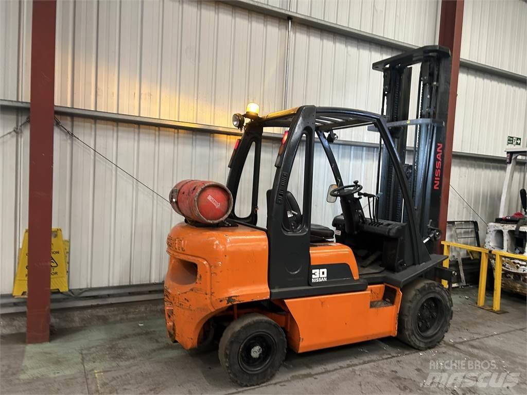 Nissan UGDO2A30PQ Gasstapler
