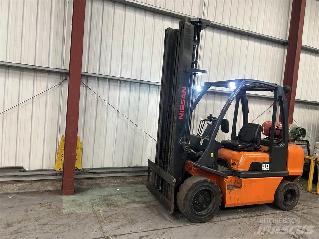 Nissan UGDO2A30PQ Gasstapler