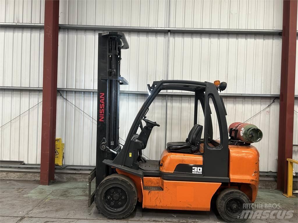Nissan UGDO2A30PQ Gasstapler