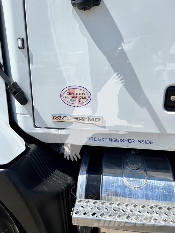Mack MD6 Pritschenwagen/Pritschenwagen mit Seitenklappe